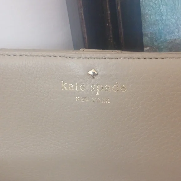 Kate Spade Tan Wallet Timeless Design High-Quality Material - Picture 3 of 9